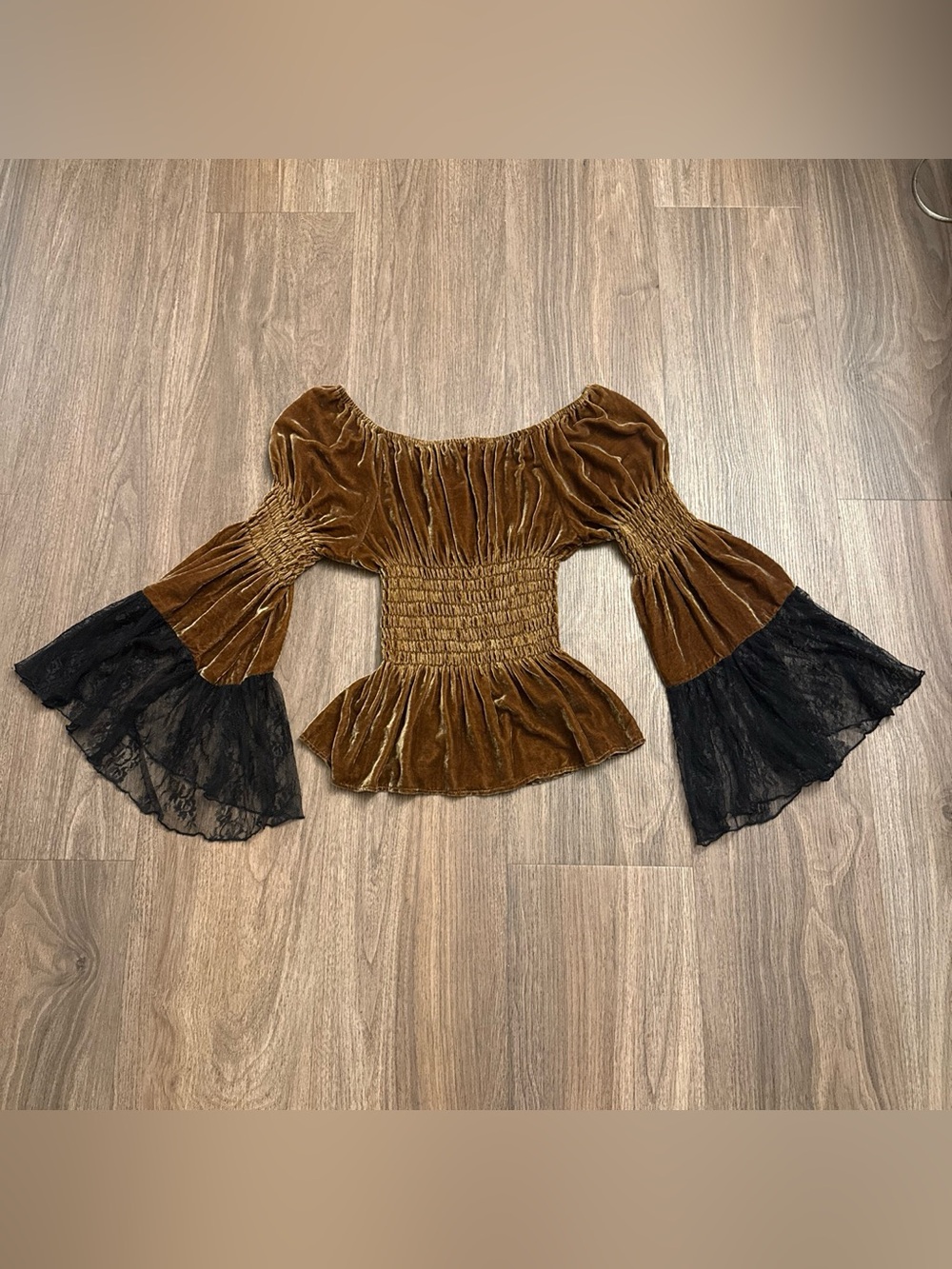 VNTG  y2k Marrika nakk Brown velvet off the shoulder smocked top with black lace